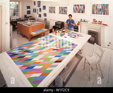 Bridget Riley in ihrem Londoner Studio, 1992` Stockfoto